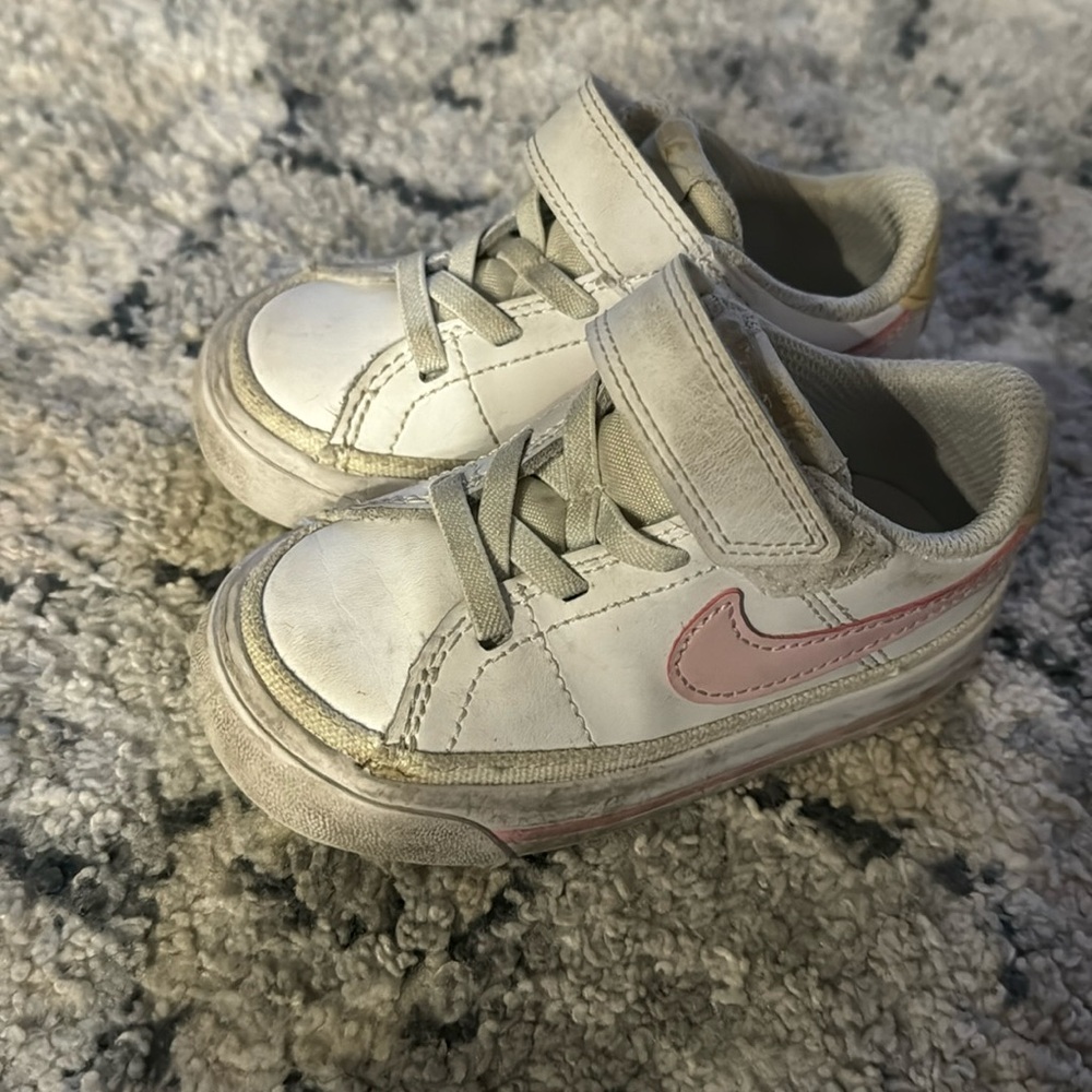 Nike Legacy- white and pink